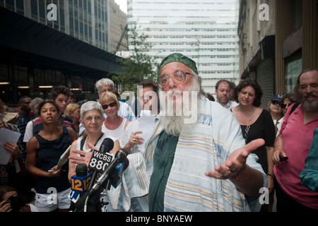 Le Rabbin Arthur Waskow du Centre Shalom avec les chefs des Juifs en face de 45 Park Place à New York Banque D'Images