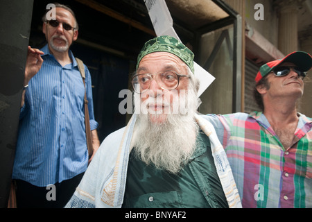 Le Rabbin Arthur Waskow du Centre Shalom affronte un manifestant devant le 45 Park Place à New York Banque D'Images