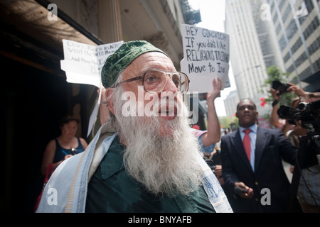 Le Rabbin Arthur Waskow du Centre Shalom affronte un manifestant devant le 45 Park Place à New York Banque D'Images