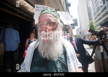 Le Rabbin Arthur Waskow du Centre Shalom affronte un manifestant devant le 45 Park Place à New York Banque D'Images