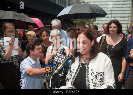 Daisy Kahn de la Cordoba Initiative avec les chefs des Juifs en face de 45 Park Place à New York Banque D'Images