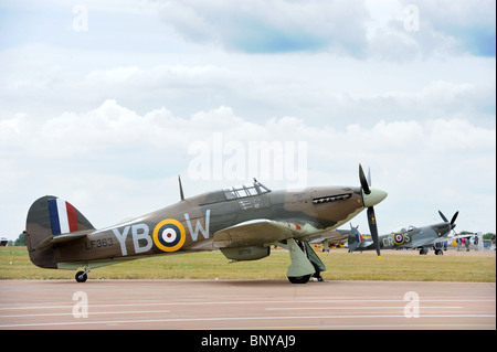 A WW II Hawker Hurricane et Spitfire dans l'arrière-plan au Royal International Air Tattoo à Fairford RAF Juillet 2010 - partie Banque D'Images