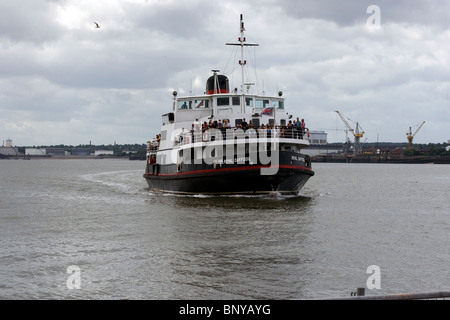 Le Mersey Ferry, la jonquille, arrivant à Liverpool Banque D'Images