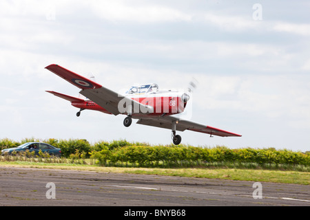 De Havilland DHC-1 (Canada) Tamia 22 T10 RM390 68 G-BWNK en vol et sur le point d'atterrir à l'Aérodrome Wickenby Banque D'Images