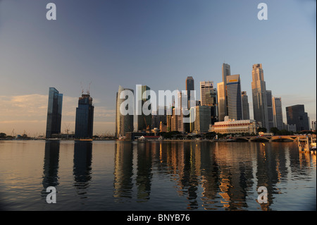 Le centre-ville de Singapour vu de Marina Bay à l'aube Banque D'Images