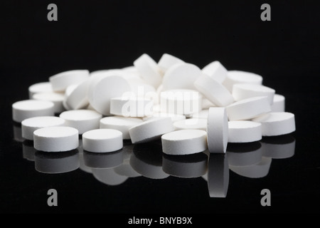Libre avec pilules blanches, isolé sur fond noir Banque D'Images