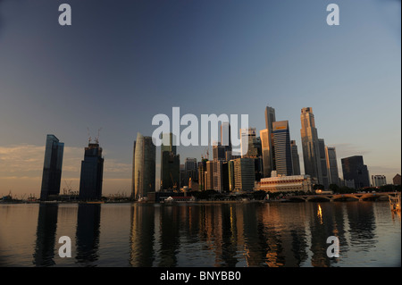 Le centre-ville de Singapour vu de Marina Bay à l'aube Banque D'Images