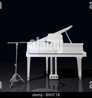 Gand piano et micro sur fond noir Banque D'Images