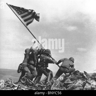 US Marines Iwo Jima hisser le drapeau sur le mont Suribachi 23 février 1945. Photo de Joe Rosenthal, AP Banque D'Images