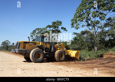 Chargeuse sur pneus KOMATSU WA 450 utilisée pour élargir un chemin de terre à travers la forêt amazonienne près de Rurrenabaque, département de Beni, Bolivie Banque D'Images