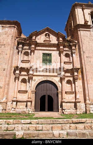 Vue sur l'église Saint Jacques de Pupuja à Puno, Pérou. Banque D'Images