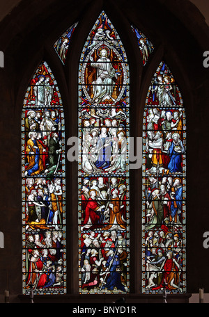 Vitraux conçus par John Hardman Powell représentant le Christ en majesté, et environ 90 figures de saints, apôtres, rois, évêques et chevaliers Banque D'Images