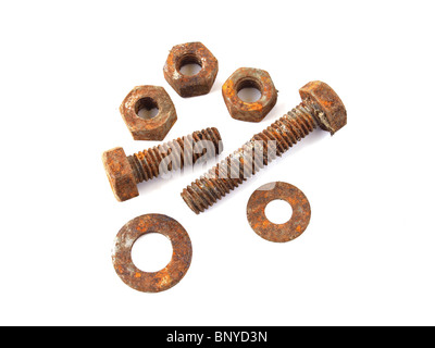Les écrous et boulons rouillés sur un arrière-plan uni, blanc. Banque D'Images