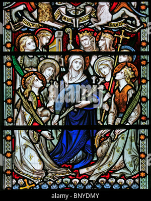 Un vitrail de Hardman & Co représentant la Vierge Marie entourée de saintes féminines, église All Saints, Ladbroke, Warwickshire Banque D'Images