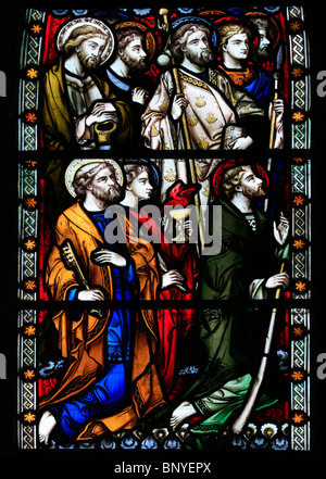 Fenêtre en vitraux conçue par John Hardman Powell représentant les Apôtres, l'église All Saints, Ladbroke, Warwickshire Banque D'Images