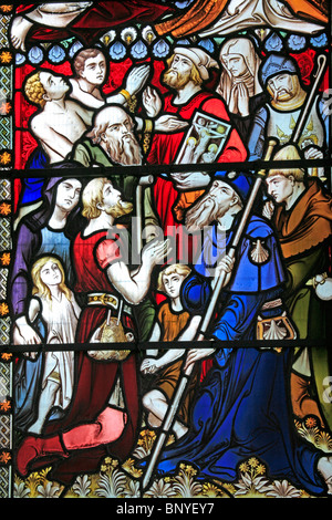 Une fenêtre en vitraux conçue par John Hardman Powell représentant divers saints et apôtres, All Saints Church, Ladbroke, Warwickshire Banque D'Images