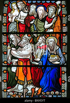 Une fenêtre en vitraux conçue par John Hardman Powell représentant des figures de l'ancien et du Nouveau Testament, de la Toussaint Church, Ladbroke, Warwickshire Banque D'Images