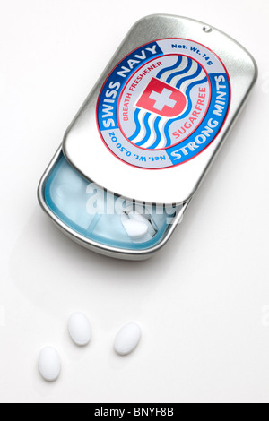 Couvercle coulissant argent tin de Swiss Navy rafraîchisseur d'haleine forte sans sucre menthe voyage Banque D'Images