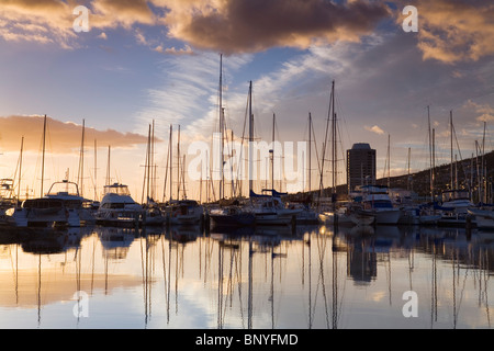 Aube sur Sandy Bay Marina. Hobart, Tasmanie, Australie Banque D'Images