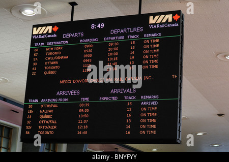 Horaire des trains de Via Rail Canada à la Gare Centrale de Montréal Banque D'Images