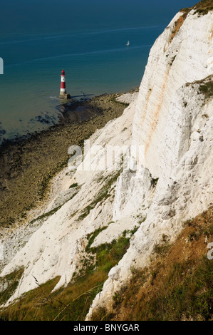 Une vue sur le phare de Beachy Head à partir de la falaise. Banque D'Images