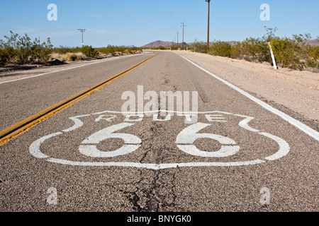 Un tronçon de la vieille Route 66 avec l'autoroute encore logo peint sur la route. Banque D'Images