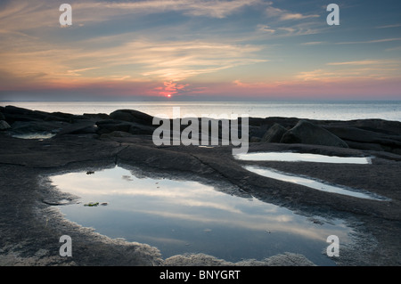 Coucher du soleil à Halibut Point State Park, Rockport, Massachusetts Banque D'Images