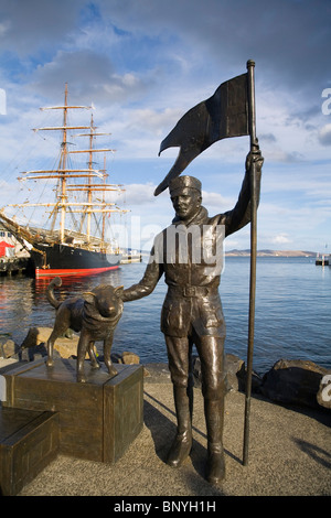 Statue commémorant Louis Charles Bernacchi et ses expéditions en Antarctique, à Sullivan's Cove. Hobart, Tasmanie, Australie Banque D'Images