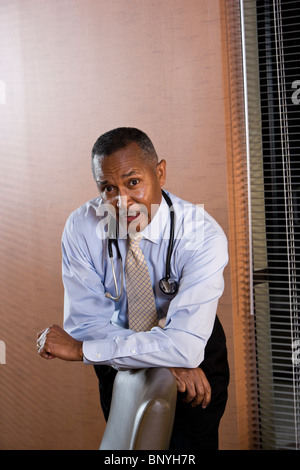 Portrait of middle-aged African American male doctor Banque D'Images