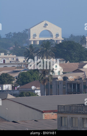 L'Afrique, Gambie. Capitale de Banjul. Arch 22, 114 pieds de haut commémore archway, coup d'état militaire sans effusion de sang du 22 juillet 1994. Banque D'Images