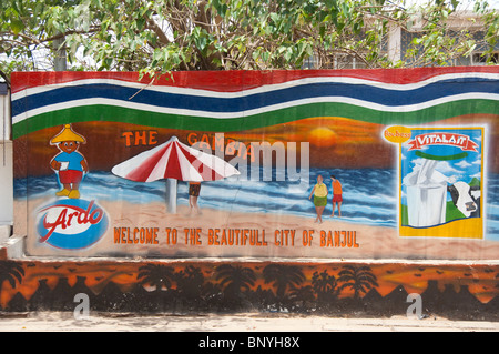 L'Afrique, Gambie. Capitale de Banjul. Peint en couleur 'Bienvenue à la murale de Gambie. Banque D'Images