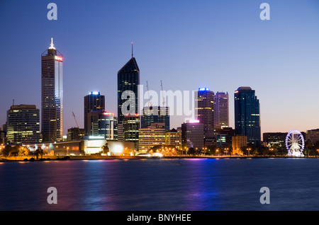 Toits de Perth central sur la rivière Swan à l'aube. Perth, Australie occidentale, Australie. Banque D'Images