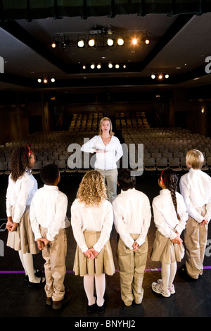 Enseignant avec groupe de jeunes étudiants à l'école auditorium Banque D'Images