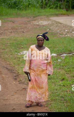 L'Afrique, Togo, Kpalime Valley. Le réseau est un village rural. Scène de rue typique. Banque D'Images