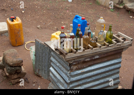 L'Afrique, Togo, Kpalime Valley. Le réseau est un village rural. Dans l'essence utilisé des bouteilles vendues sur coin de rue. Banque D'Images