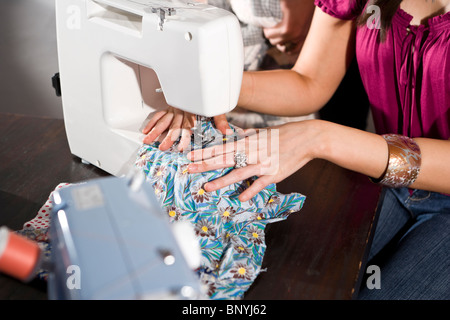 Portrait de femme en tissu couture sur machine à coudre Banque D'Images
