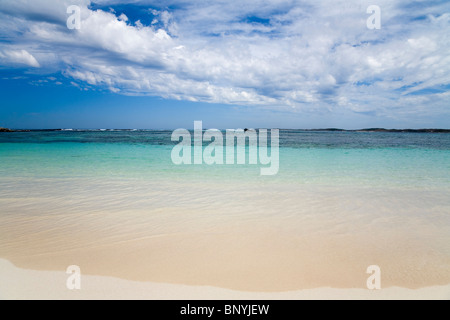 Le sable blanc et les eaux claires de la Baie au Saumon sur Rottnest Island, Australie occidentale, Australie. Banque D'Images