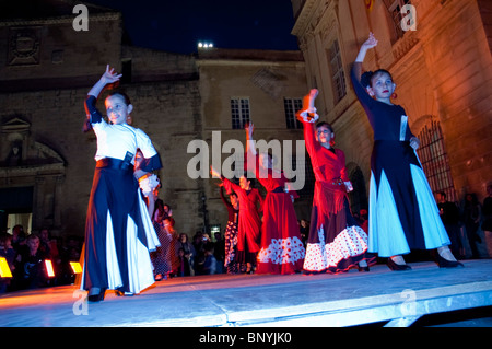 Arles, France, Feria 'Bullfighting Festival' andalouse femmes se livant sur scène danse Flamenco en costume, dansant des adolescents Banque D'Images