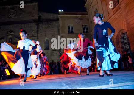 Arles, France, Feria 'Bullfighting Festival' andalouse femmes se livant sur scène danse Flamenco en costume, groupe adolescents dansant en plein air Banque D'Images