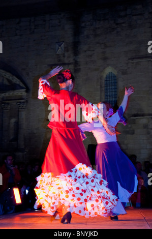 Arles, France, Festival de tauromachie Feria Andalouse, les femmes sur scène en costume de Danse Flamenco, Fancy Dress, de l'arrière Banque D'Images