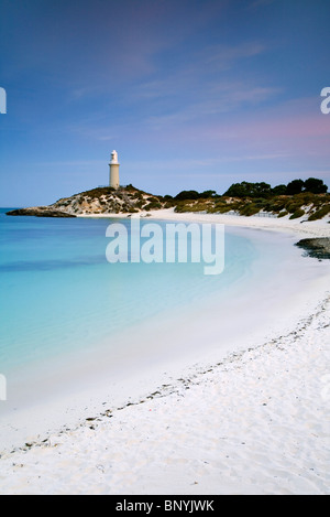 Afficher le long de la plage de Pinky à Bathurst phare au crépuscule. Rottnest Island, Australie occidentale, Australie. Banque D'Images