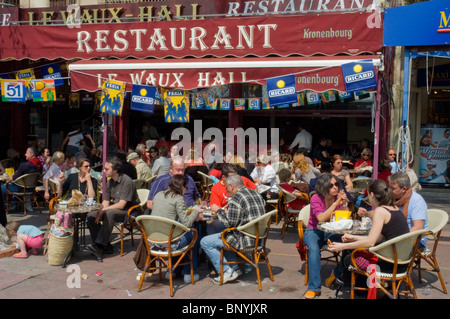 Arles, France, les gens partagent des boissons sur la terrasse du café français, Bistro Restaurant, Centre ville, restaurant bondé terrasse Banque D'Images