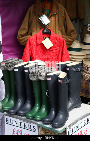 Hunter bottes wellington à la vente à un décrochage au Royaume-Uni. Banque D'Images