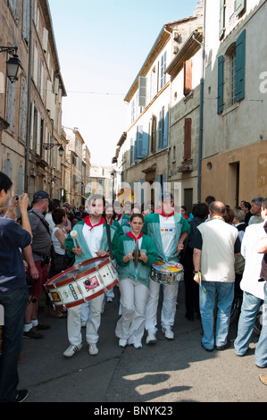 Arles, France, festival de tauromachie, musiciens locaux jouant dans la rue en ville, musiciens de rue colorés en france Banque D'Images