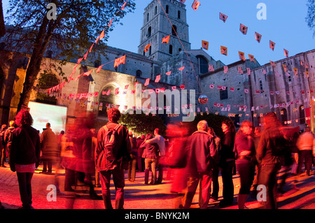 Arles, France, feria taurine 'Festival' foule de touristes Dancing in Nightclub, 'partie' Bodego Banque D'Images