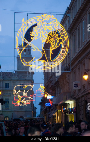 Arles, France - Festival de corrida de Feria. Scène de rue. Panneau électrique, Banque D'Images