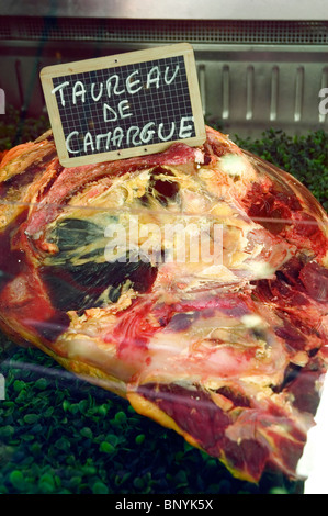 Arles, France - French Butcher Shop, détail vitrine, viande de bœuf à vendre, signer en français Banque D'Images