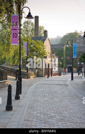 Hebden Bridge centre ville avec des banderoles marquant le cinq centième anniversaire du village, Calderdale, West Yorkshire, Royaume-Uni Banque D'Images