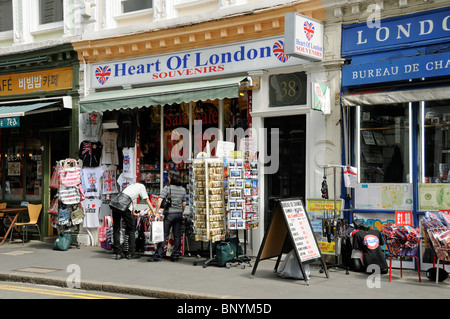 Les gens de l'extérieur de la boutique de souvenirs au coeur de Londres dans Bloomsbury Street Musée England UK Camden Banque D'Images