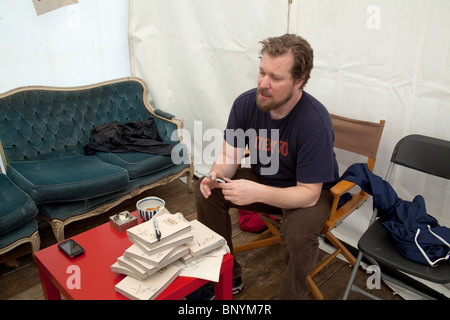 Le chanteur-compositeur John Grant dans les coulisses du festival, 2010 Latitude, Henham Park, Suffolk, Angleterre, Royaume-Uni. Banque D'Images